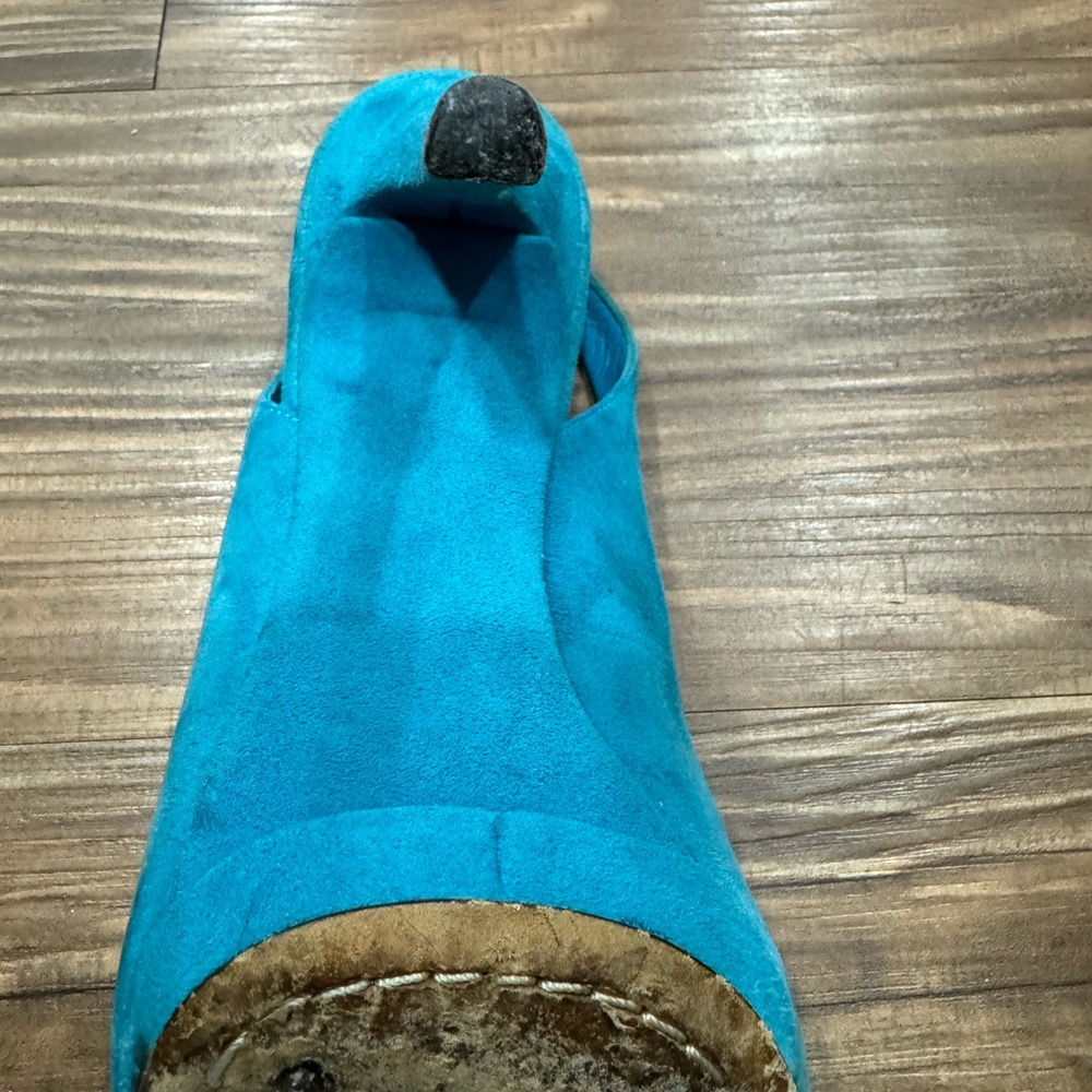 Elegant Blue Suede Slingback Heels - Picture 5 of 6
